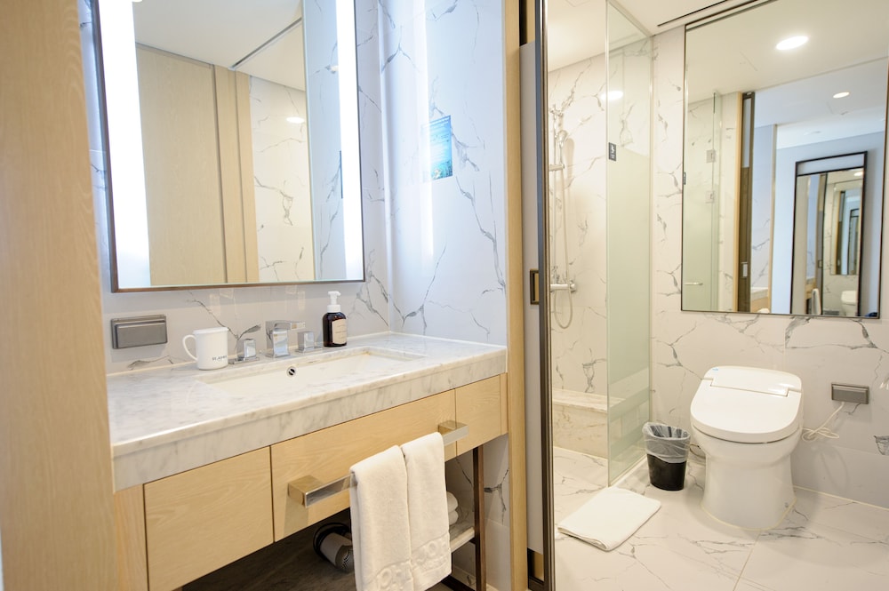 Superior, Twin Beds, 1 Double and 1 Single Bed, St. John's Hotel 6/9
