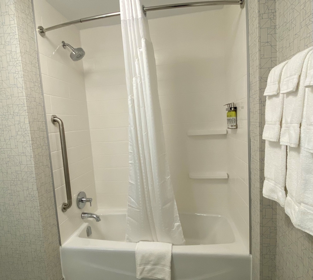 Holiday Inn Express Suites Aurora 18/77