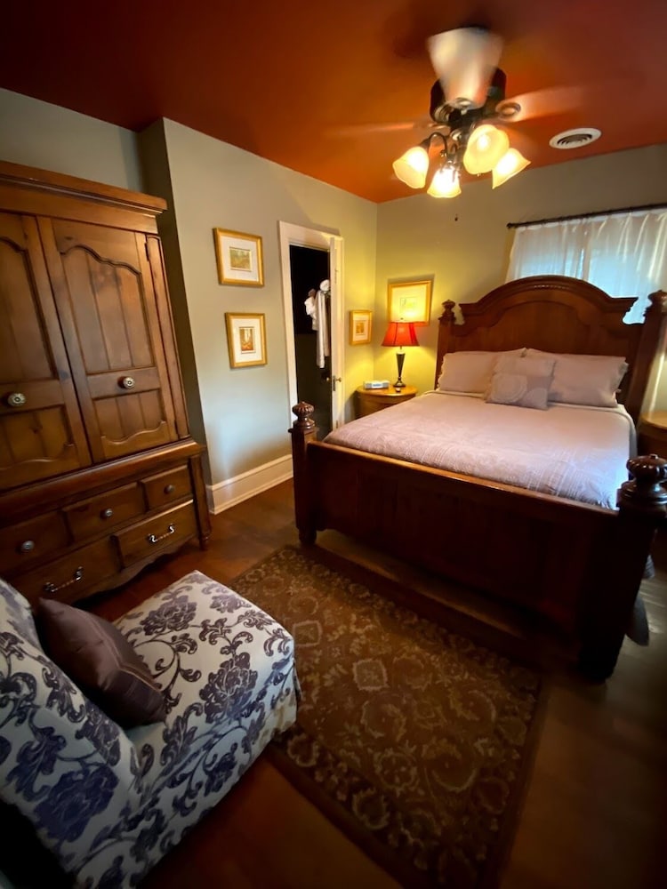 Williamsburg Manor B&amp;B 32/50