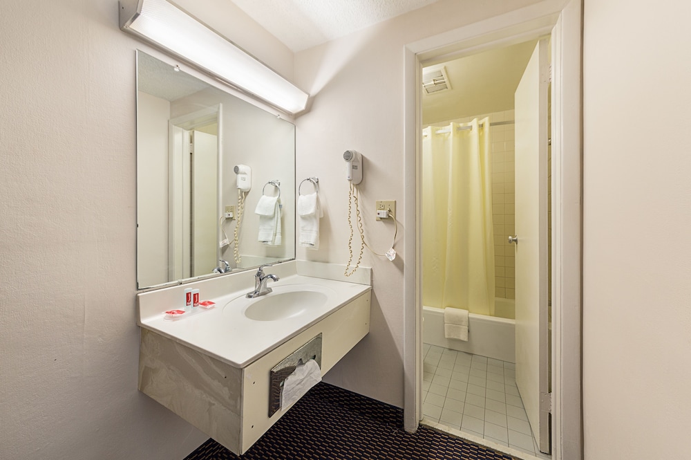 Parkview Inn and Conference Center (ex Econo Lodge) 49/50