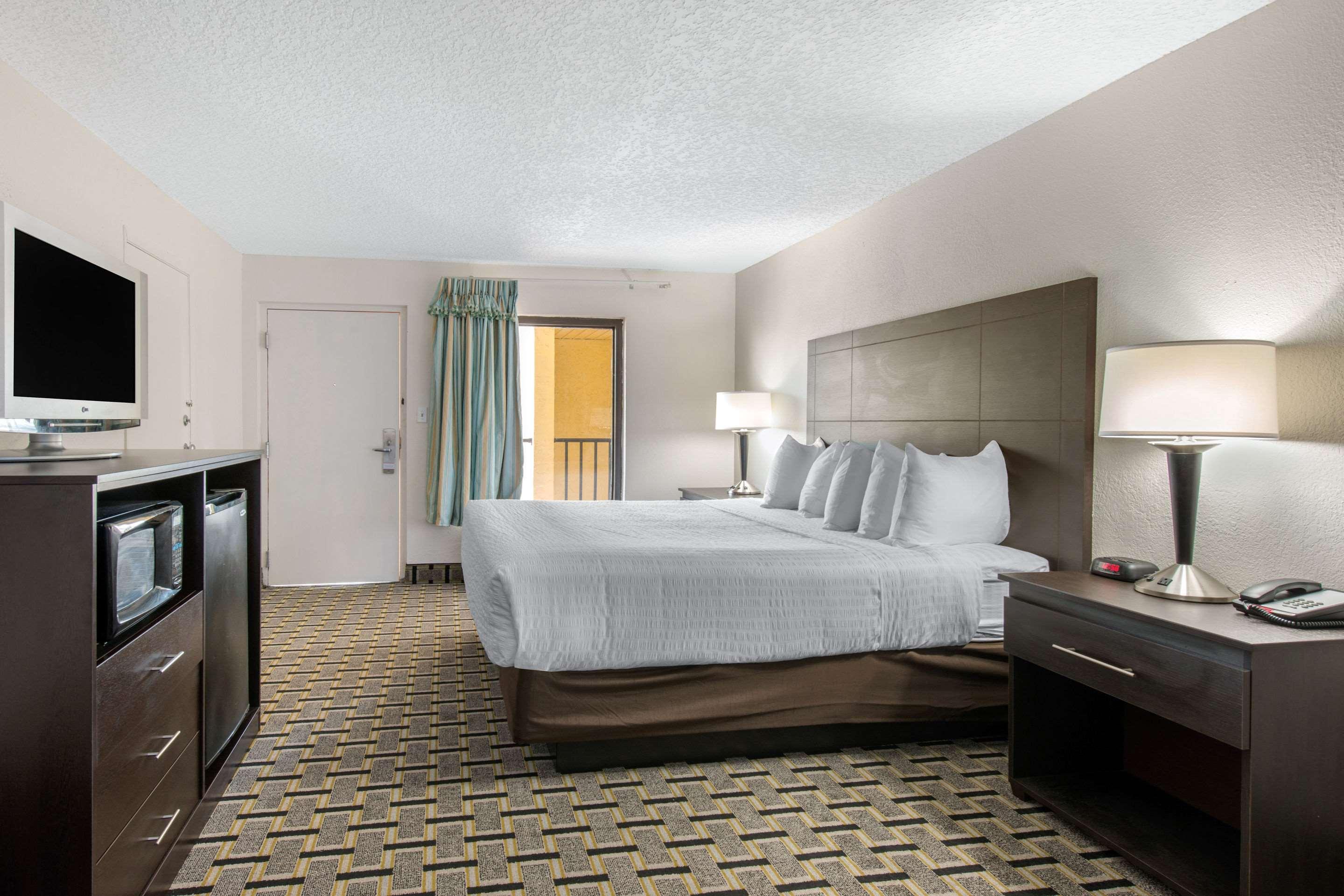 ROOM, KING BED