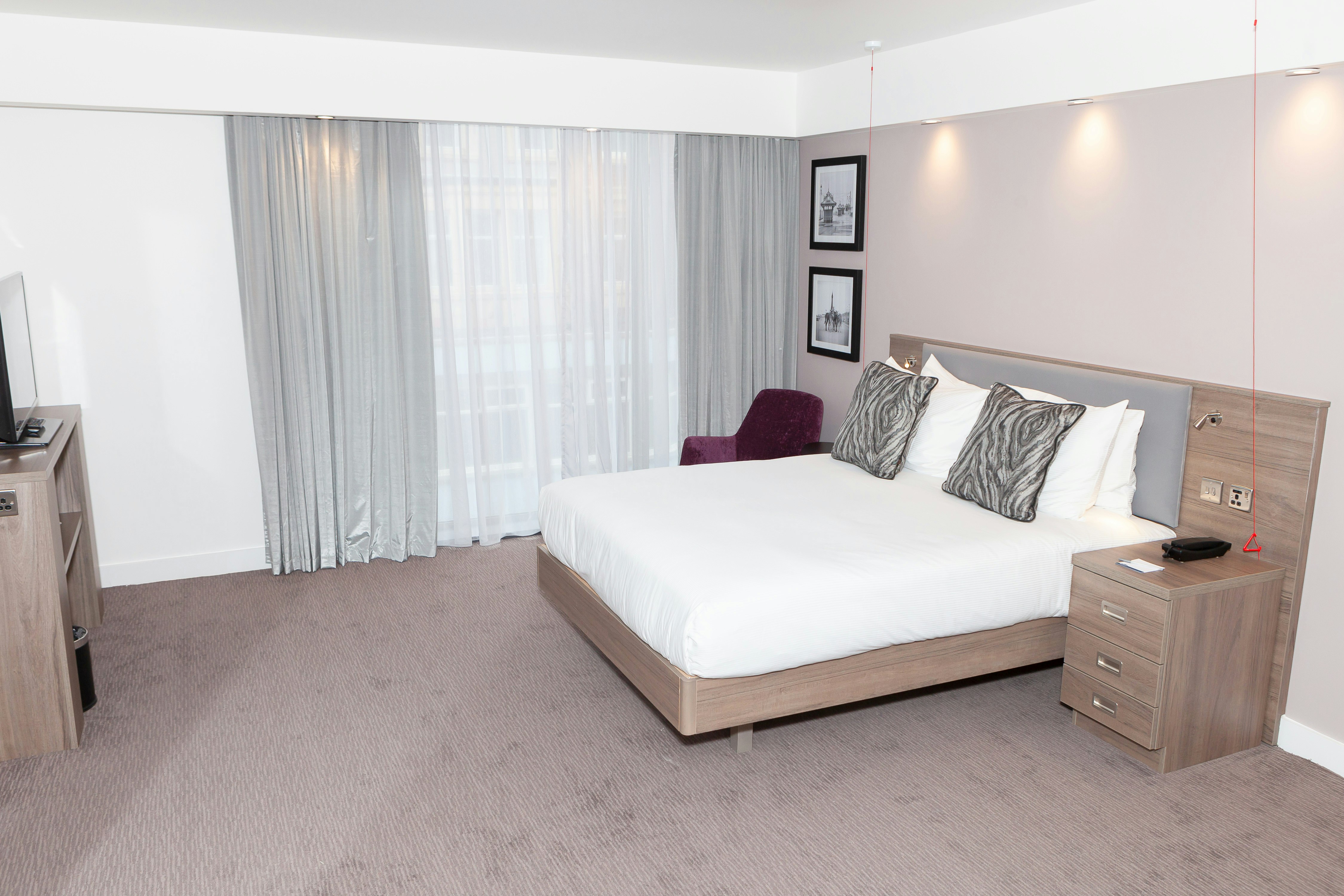 ROOM, QUEEN BED, ACCESSIBLE