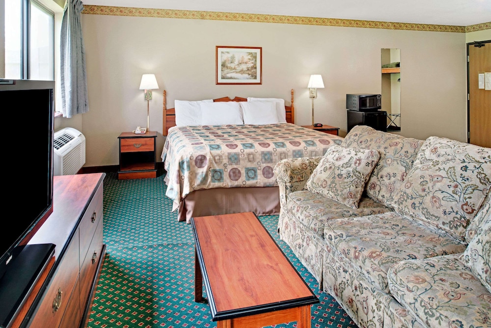 Super 8 by Wyndham Omaha Eppley Airport/Carter Lake 9/16