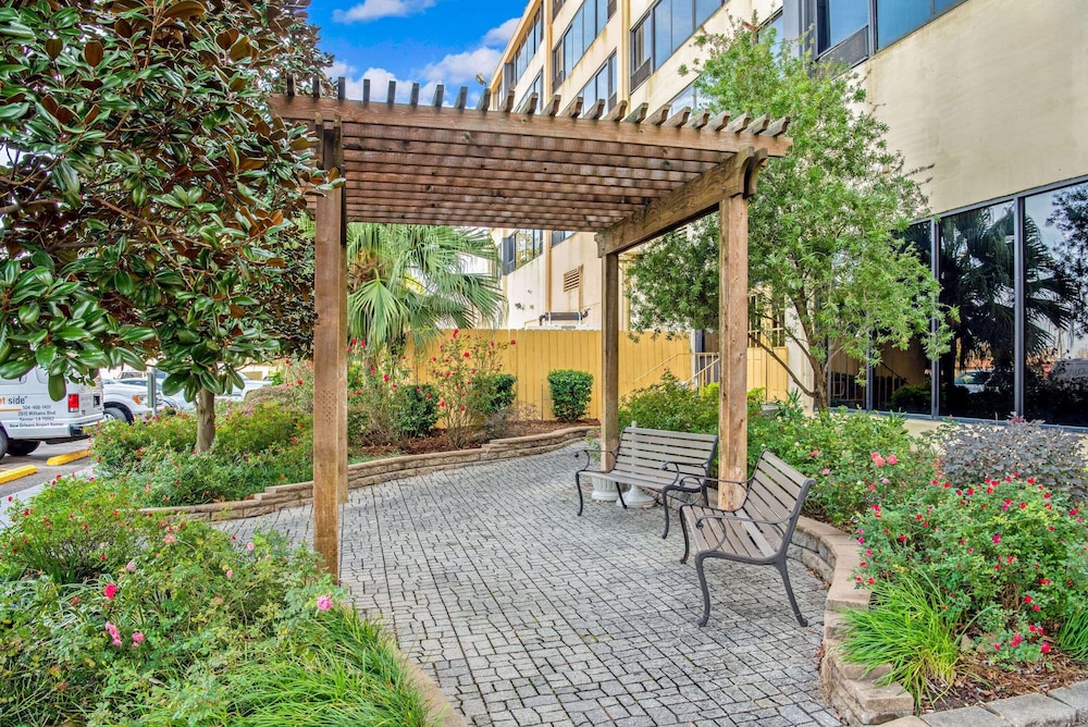 La Quinta Inn Suites New Orleans Airport in KENNER - LA