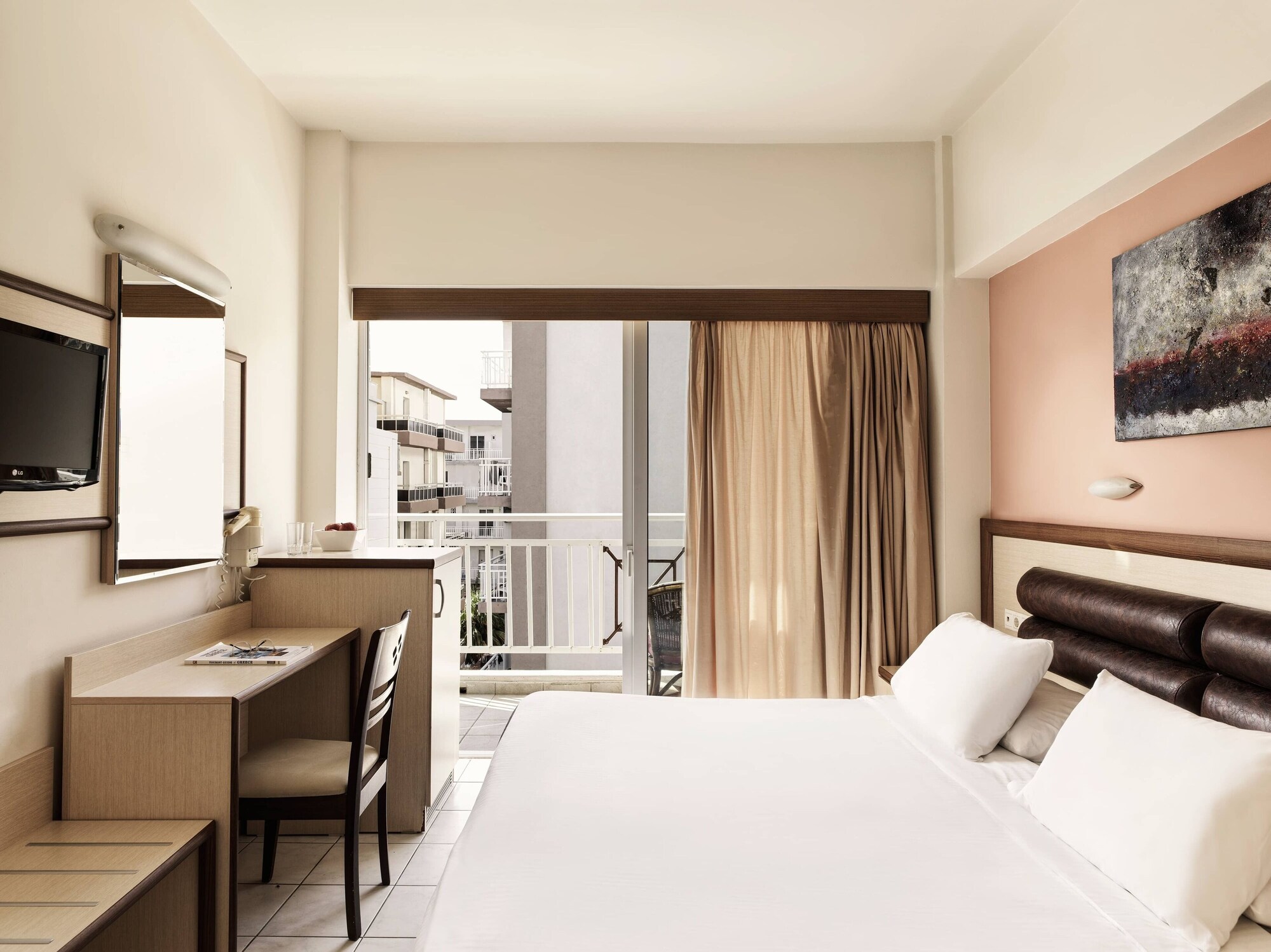 ROOM, DOUBLE OR TWIN BED