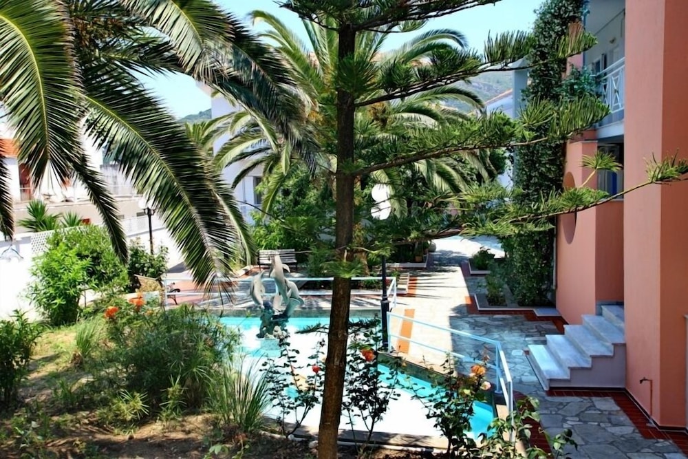 Dolphin Hotel 39/49