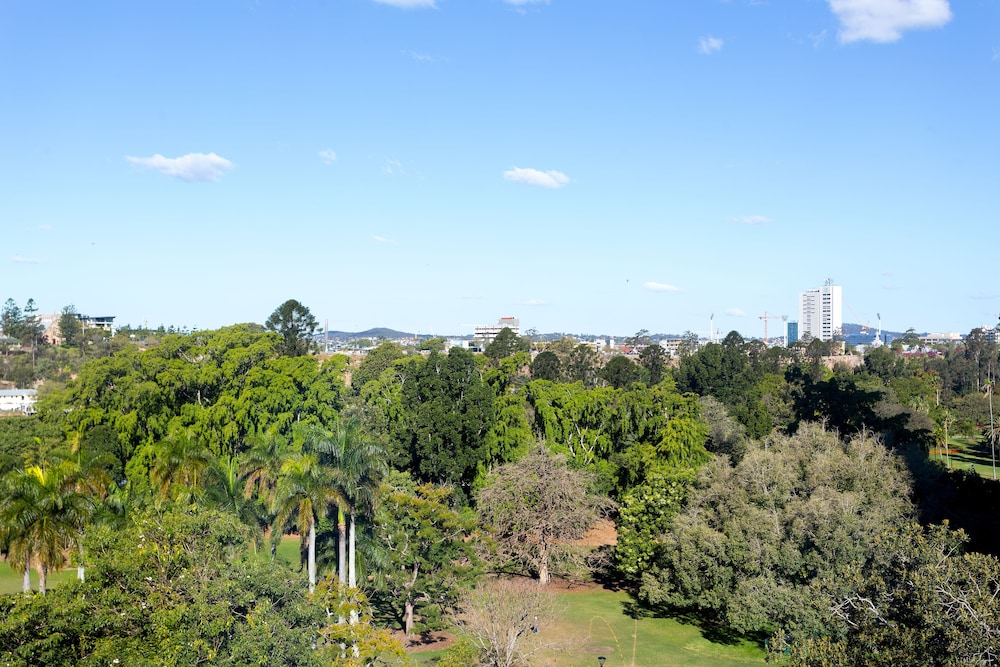 Royal on the Park Hotel and Suites 51/57