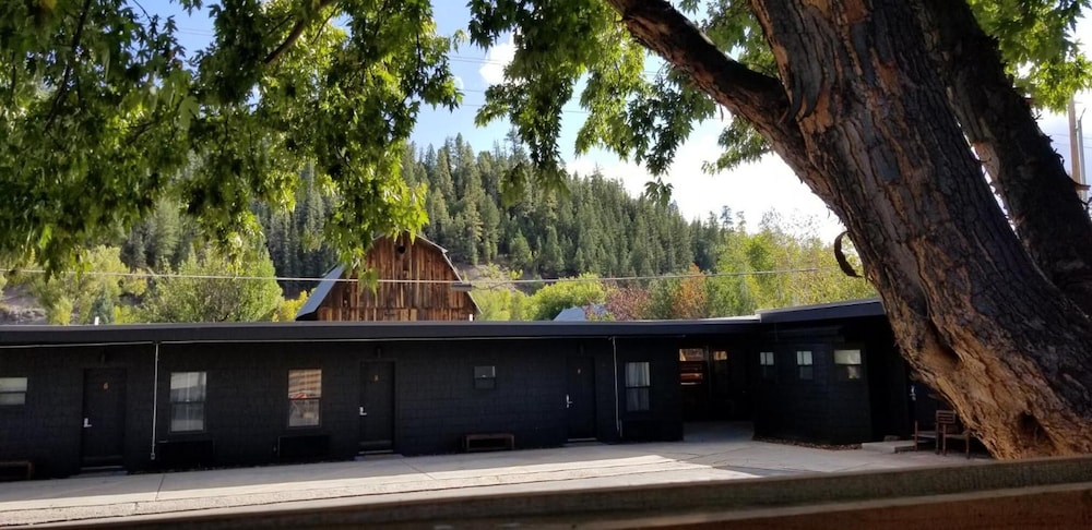The Nightingale Motel 1/58