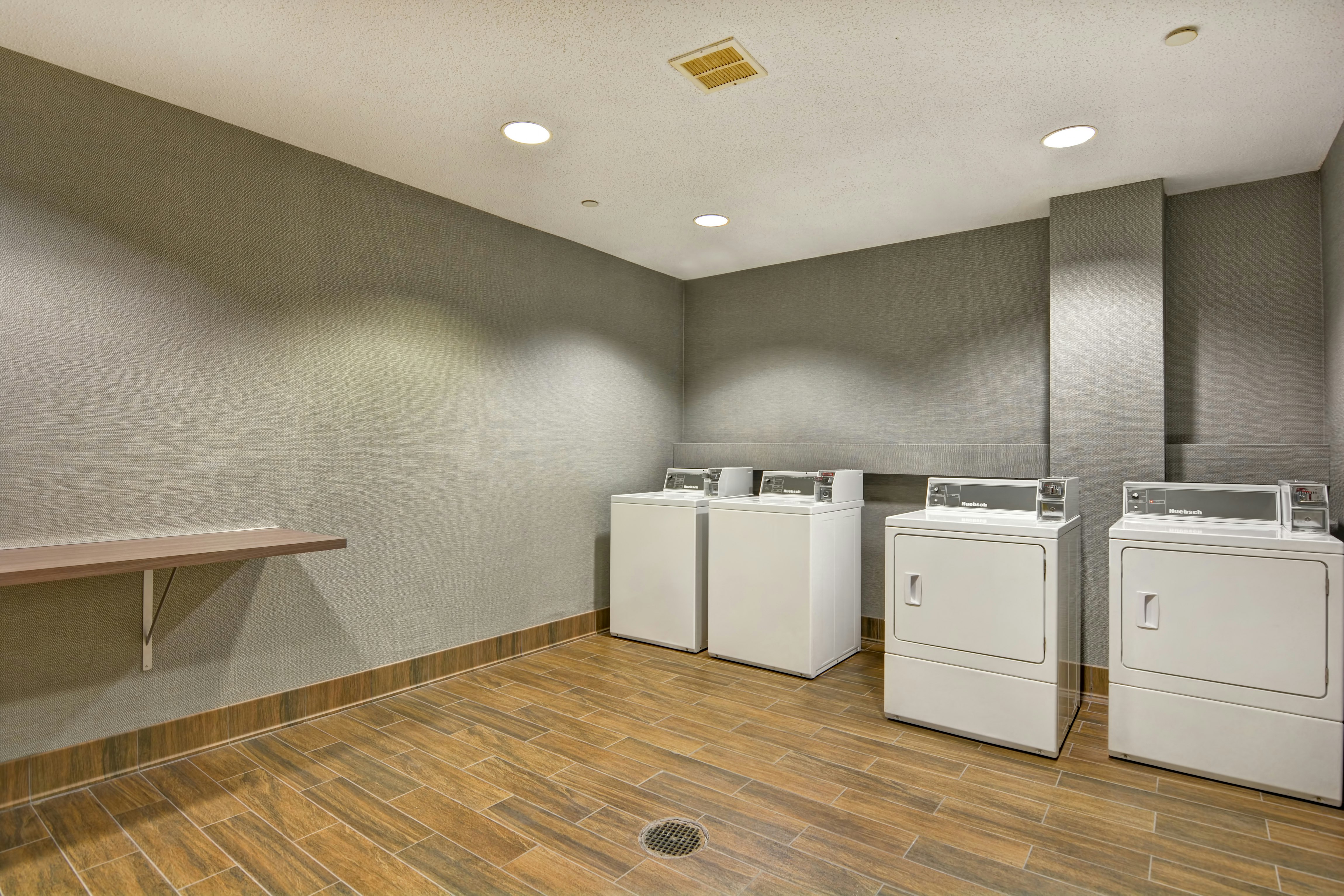Hampton Inn Suites Newark Harrison Riverwalk 51/60