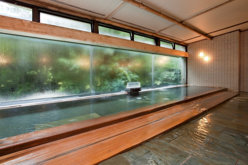 SOUTHERN CROSS RESORT 28/68