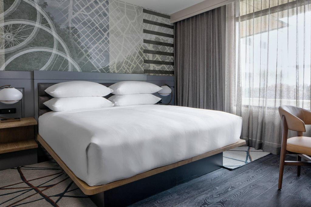 1 Bedroom, Uptown, Suite, King Bed, Side Pool View
