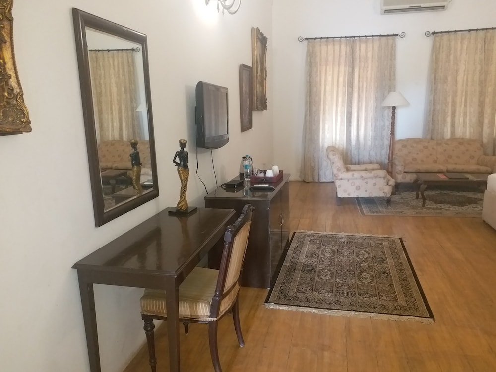Jayamahal Palace Hotel 42/68