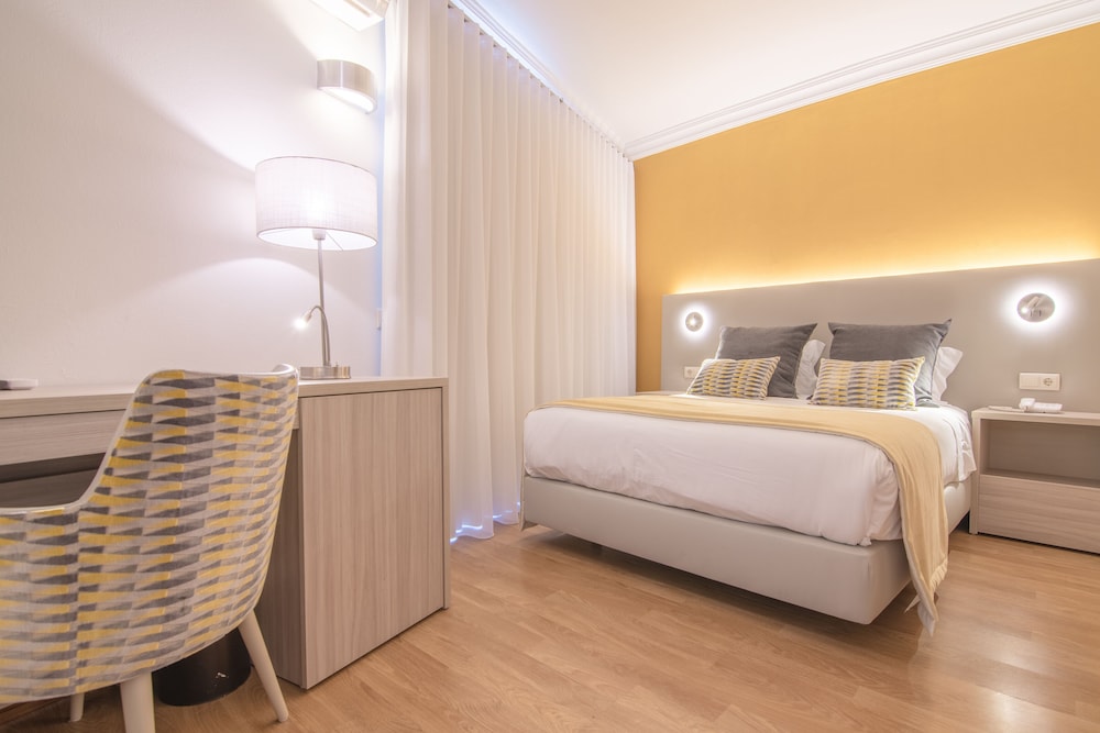 ROOM, SINGLE