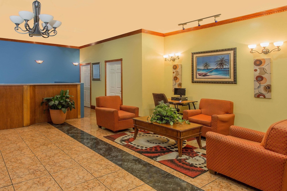 Days Inn by Wyndham Fort Myers 24/31