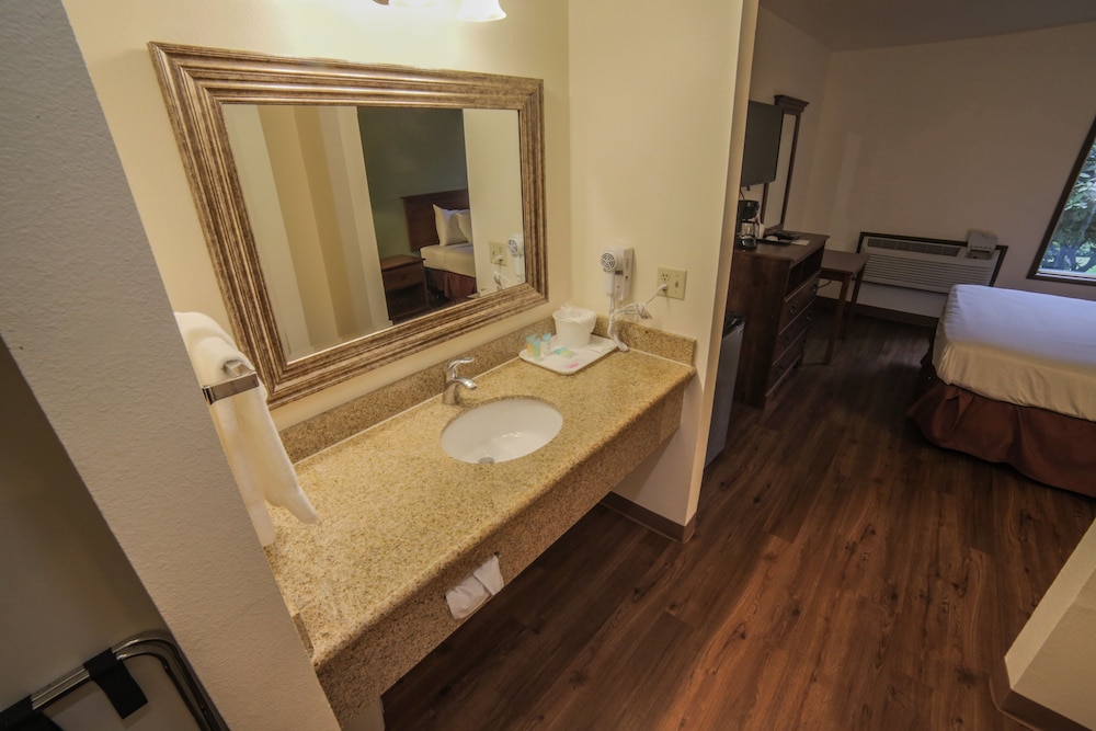 Sunnyside Inn & Suites 43/52