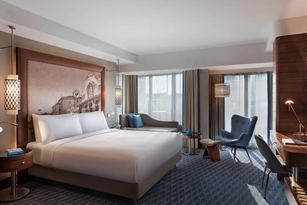 CLUB, KING BED