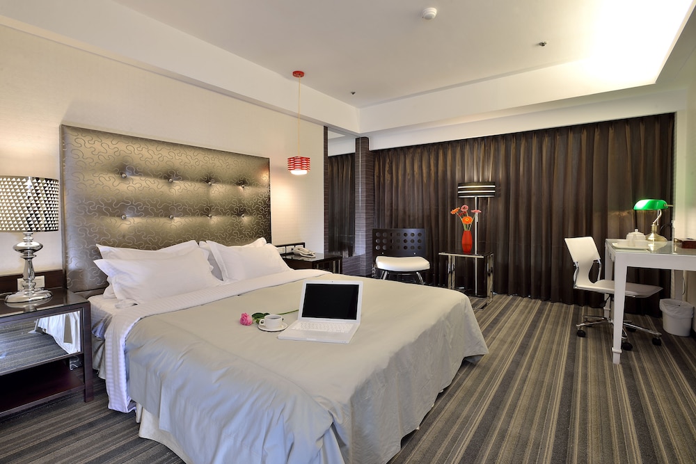 See S Revert Hotel 33/53
