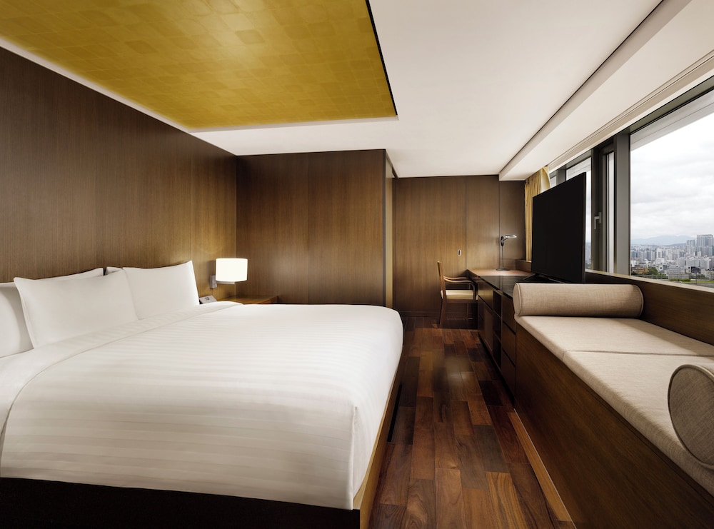 Premier, Suite, King Bed, with Pool