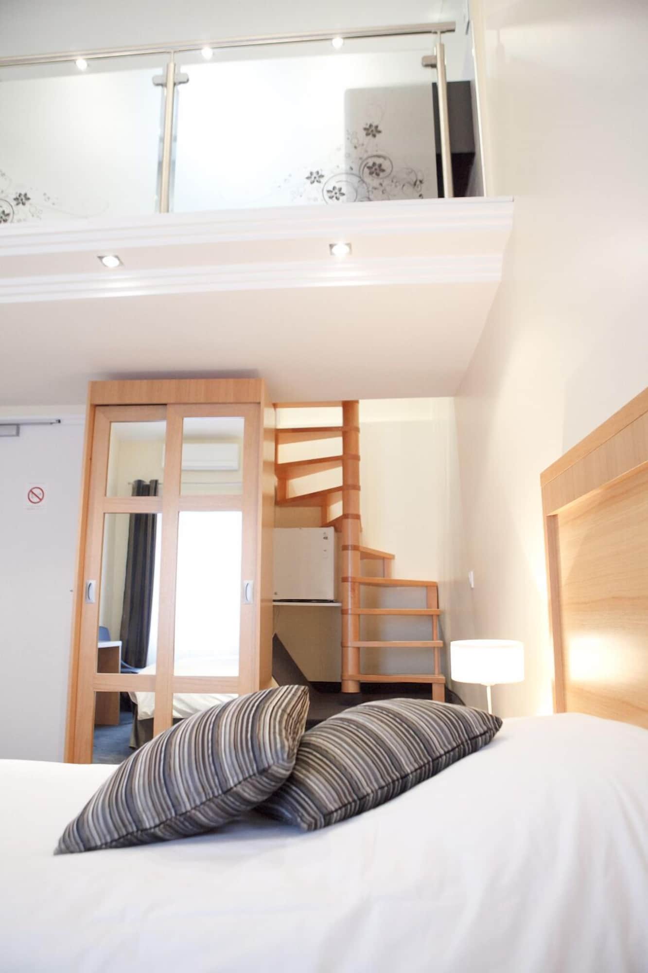 SUPERIOR, TWIN BEDS, PRIVATE ENTRANCE