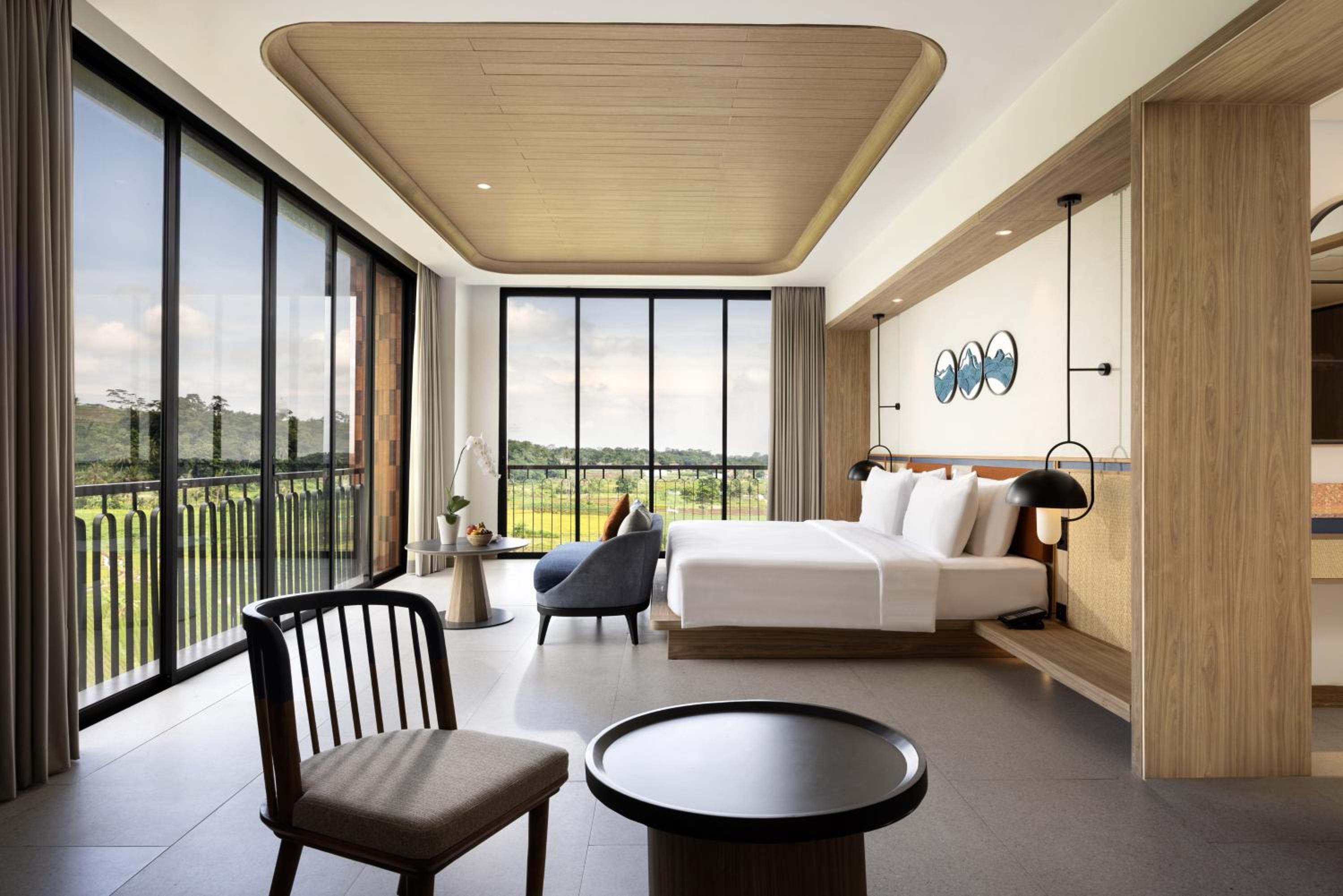 Santika, Suite