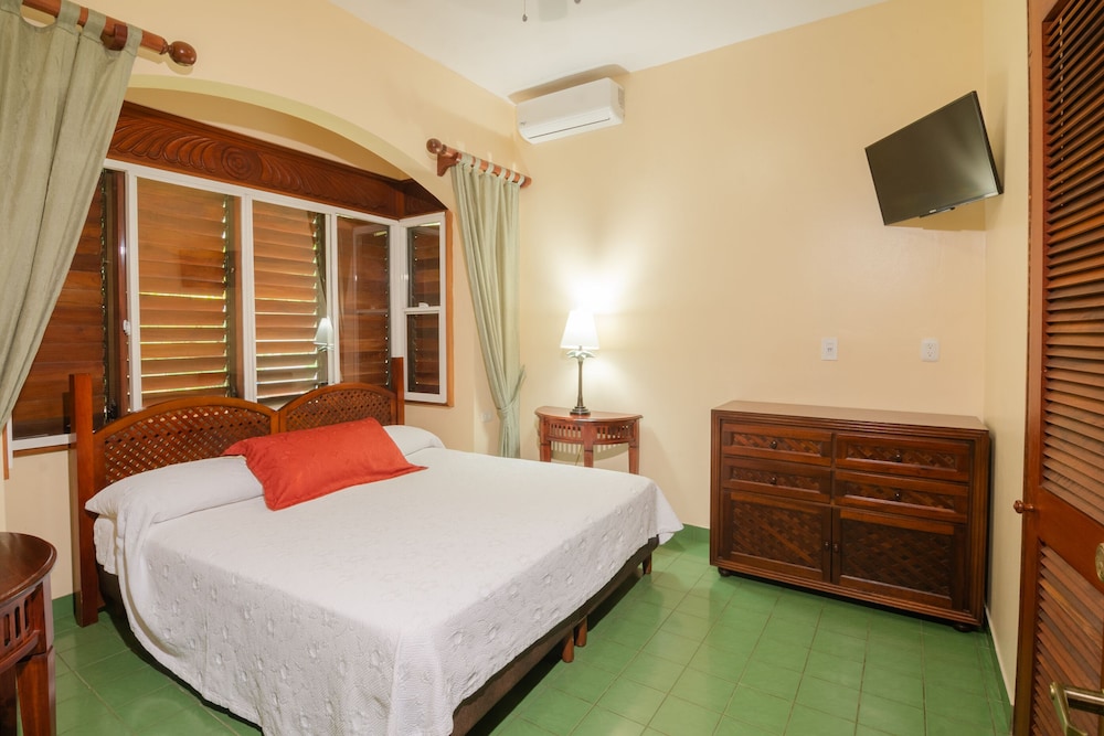 2 BEDROOMS, CONDO, GARDEN VIEW