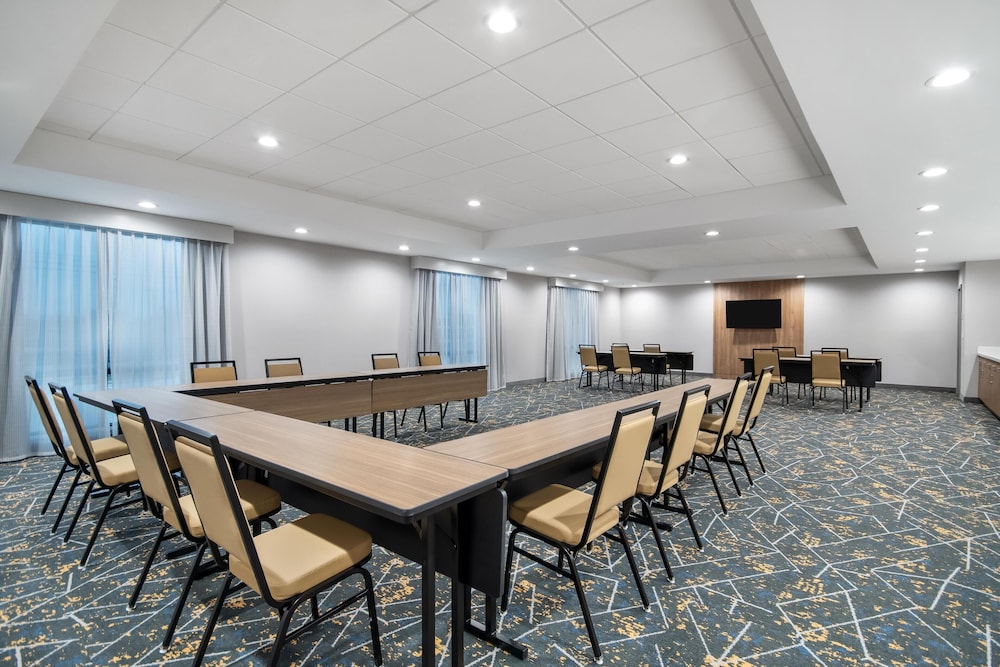 Hampton Inn & Suites by Hilton Irving DFW Airport North 42/56