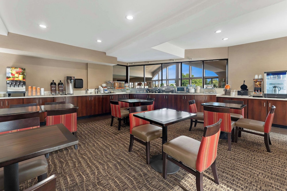 Comfort Suites Warner Robins 41/56