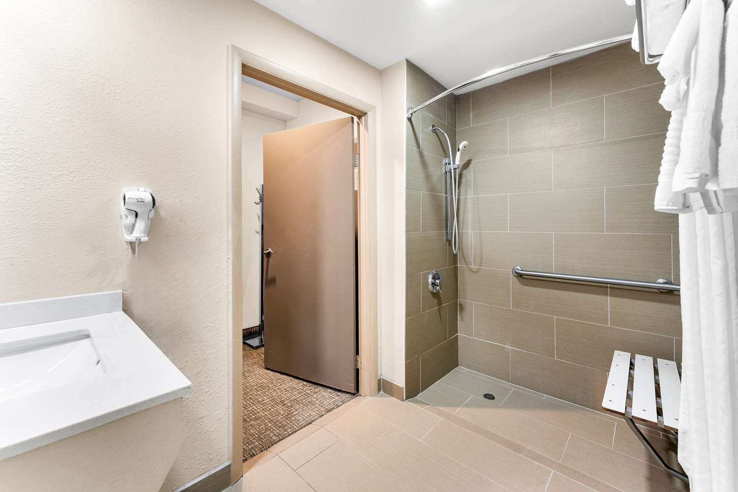 غرفة بسرير كينج مع أريكة لذوي الإعاقة، SureStay Plus by Best Western Reading North 5/5