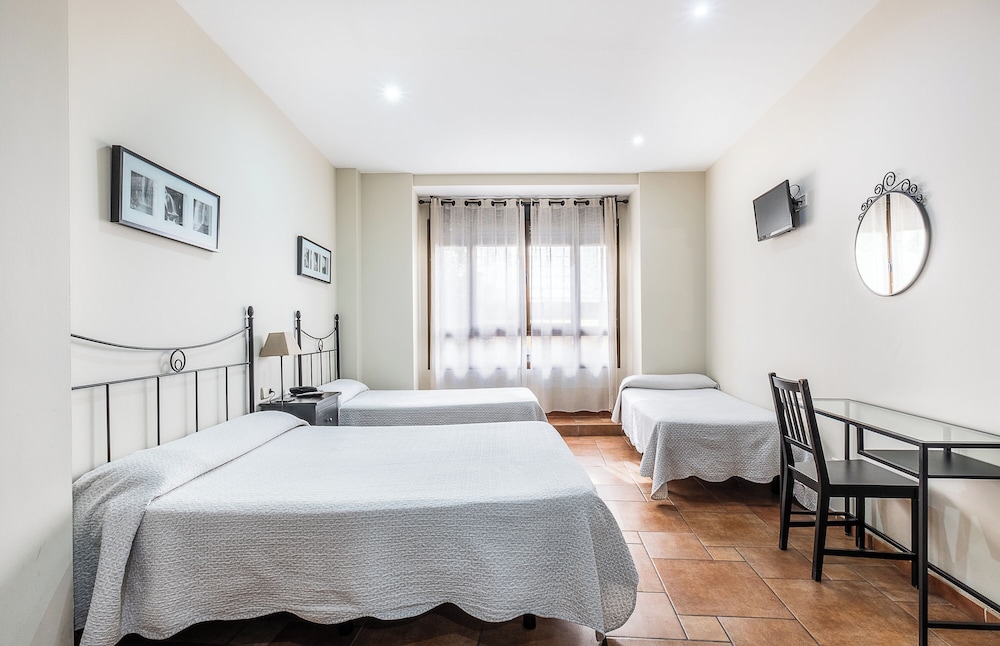 غرفة رباعية بسرير كوين وسريرين منفصلين بحمام خاص، Hostal El Pilar 10/10