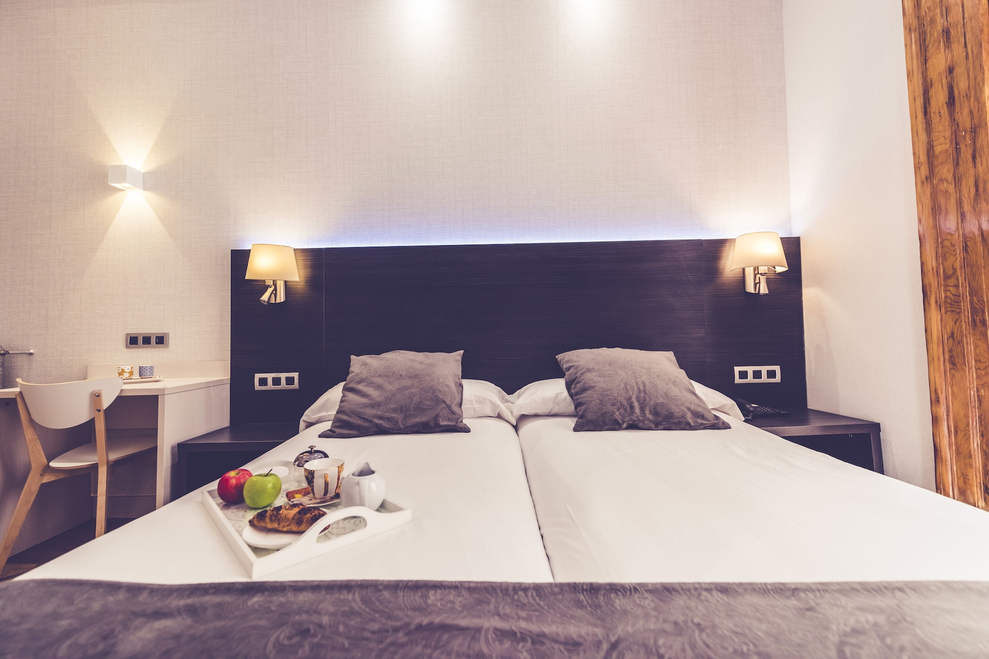 ROOM, DOUBLE BED