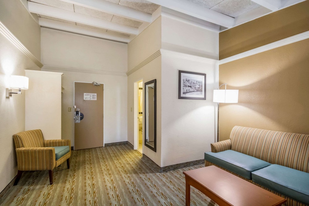 Quality Inn & Suites Kansas City - Independence I-70 East 26/34