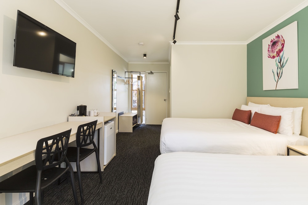 BALACLAVA HOTEL 13/49