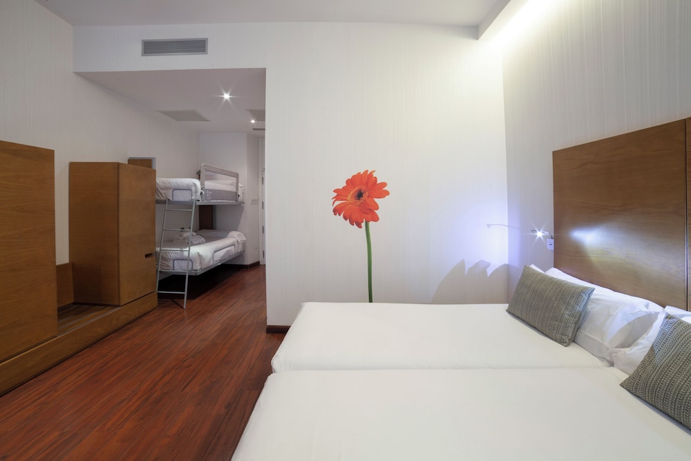 ROOM, QUADRUPLE