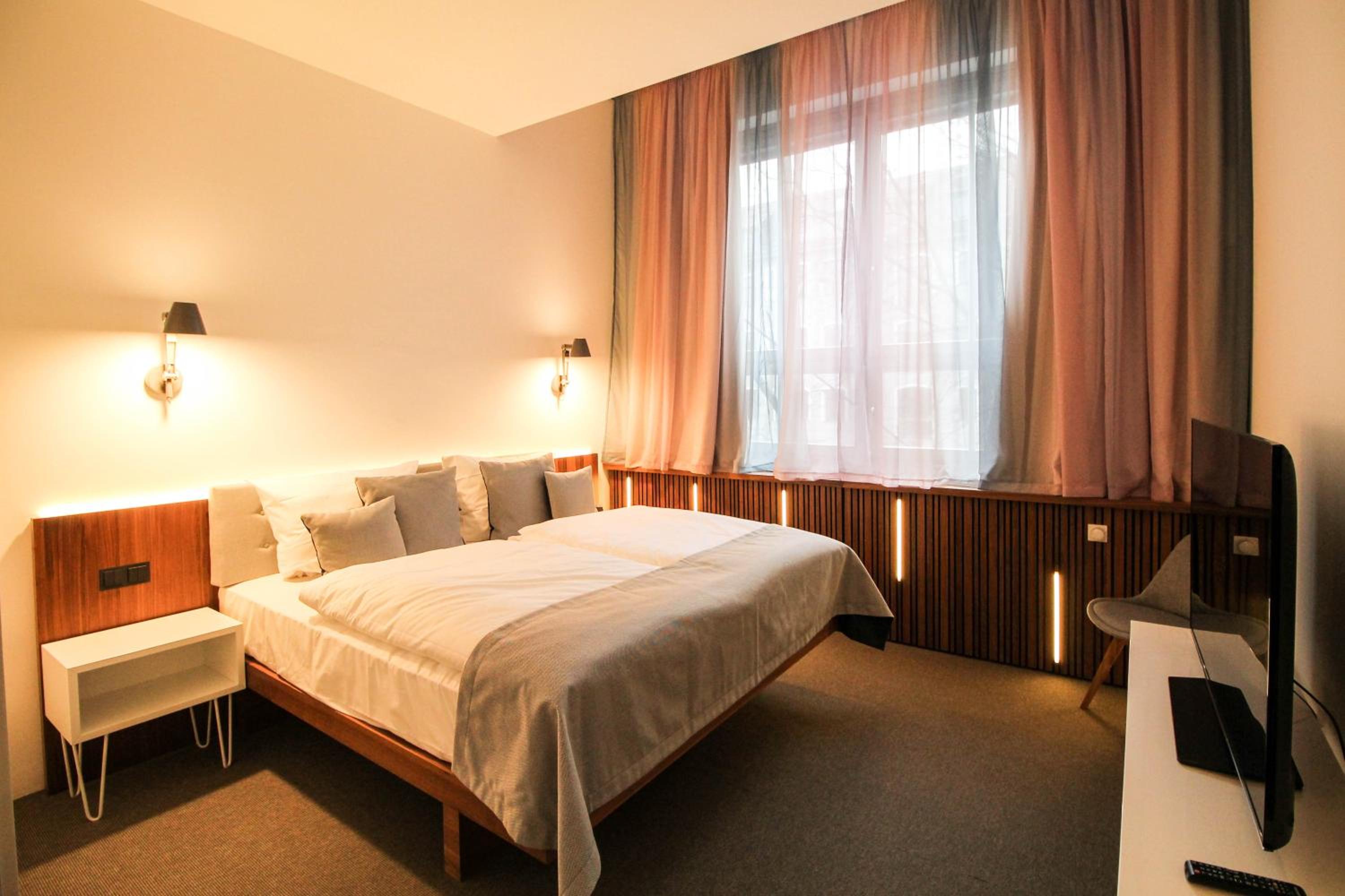 Deluxe, Double Bed, H24 Hotel Berlin Lichtenberg 2/10