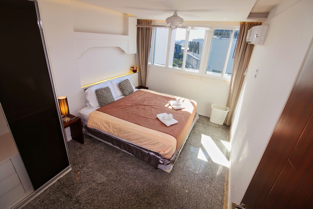 Apartment, King and Queen Bed, Mountain View, Executive Level