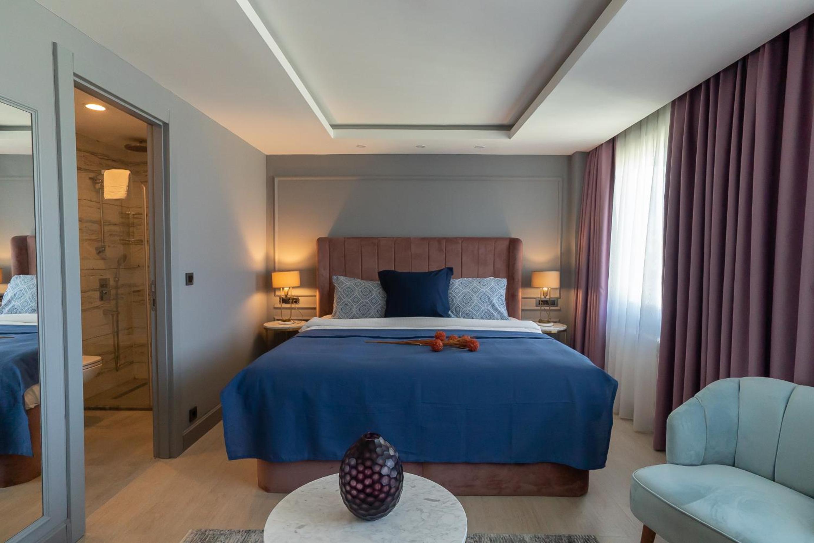 Deluxe, Double Bed, Lateral Side Sea View
