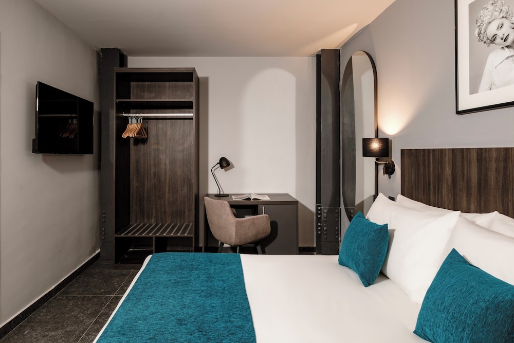 ECONOMY, DOUBLE OR TWIN BED