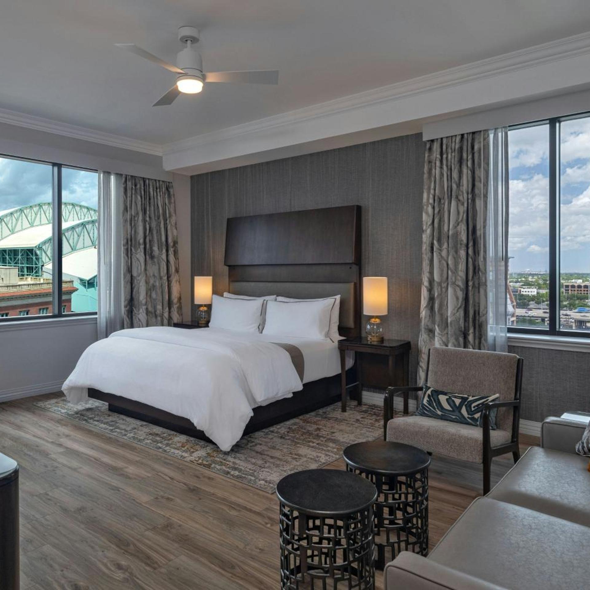 Suite, King Bed, Sofa, Bathtub, Corner, Accessible