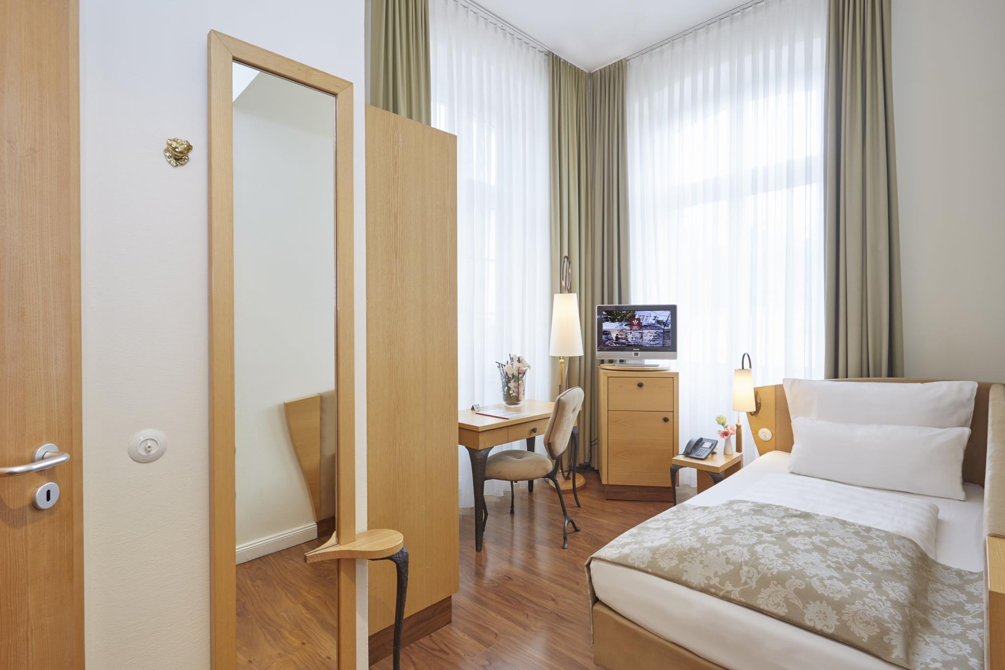 Semi Room, Deluxe, Single, Semi Double Bed