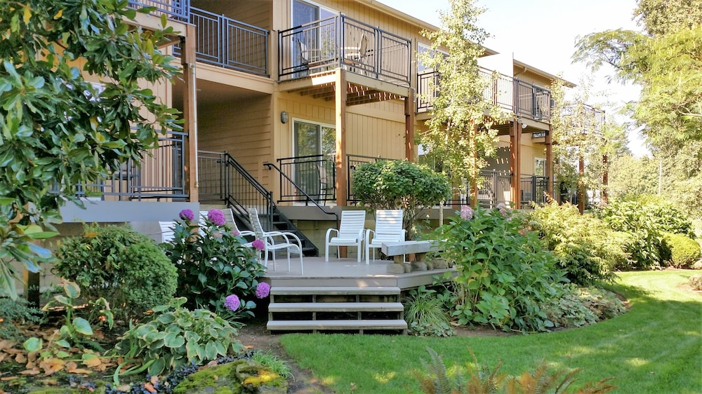 Lewis River Inn 53/57