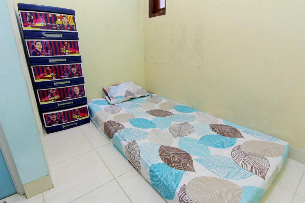 Male Dorm, Single
