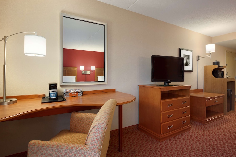 Hampton Inn and Suites Hartford/East Hartford 33/50