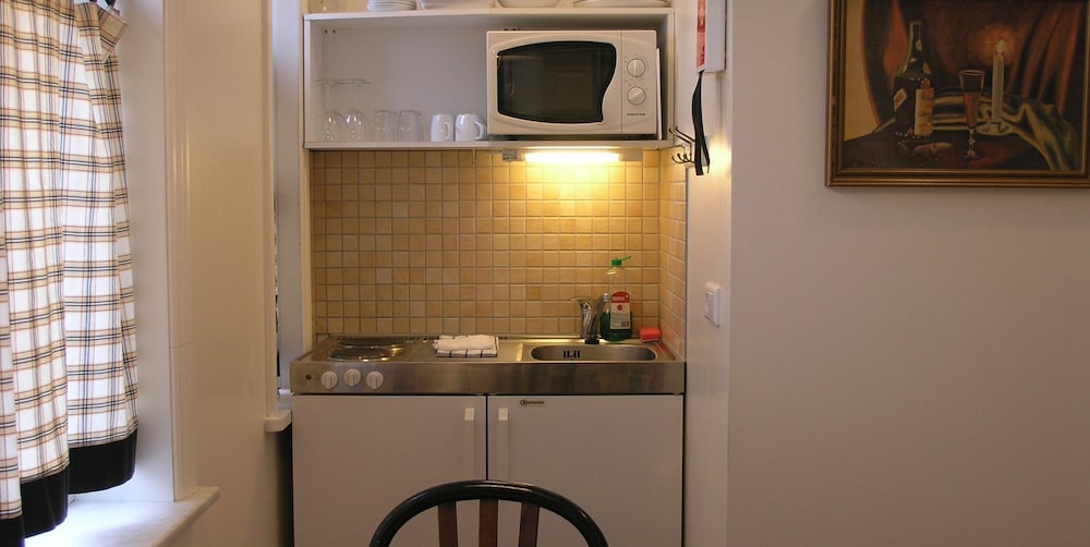 Three Sisters Studio Apartments 3/43