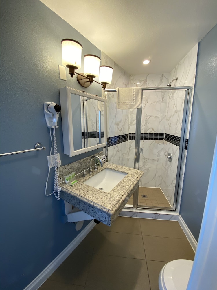 Ocean Surf Inn & Suites 72/73