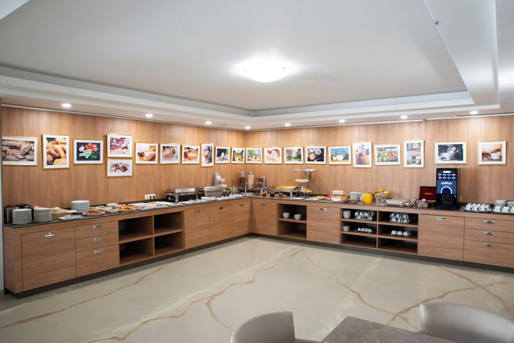 Legends Hotel 10/51