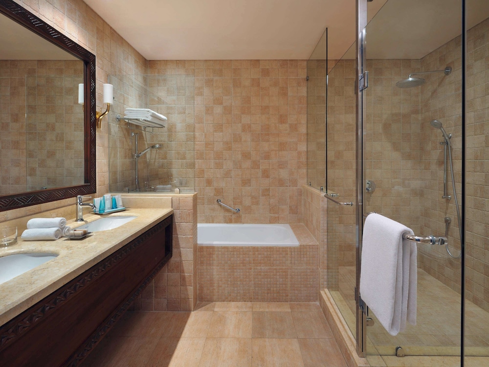 Movenpick Ambassador Hotel Accra 48/50