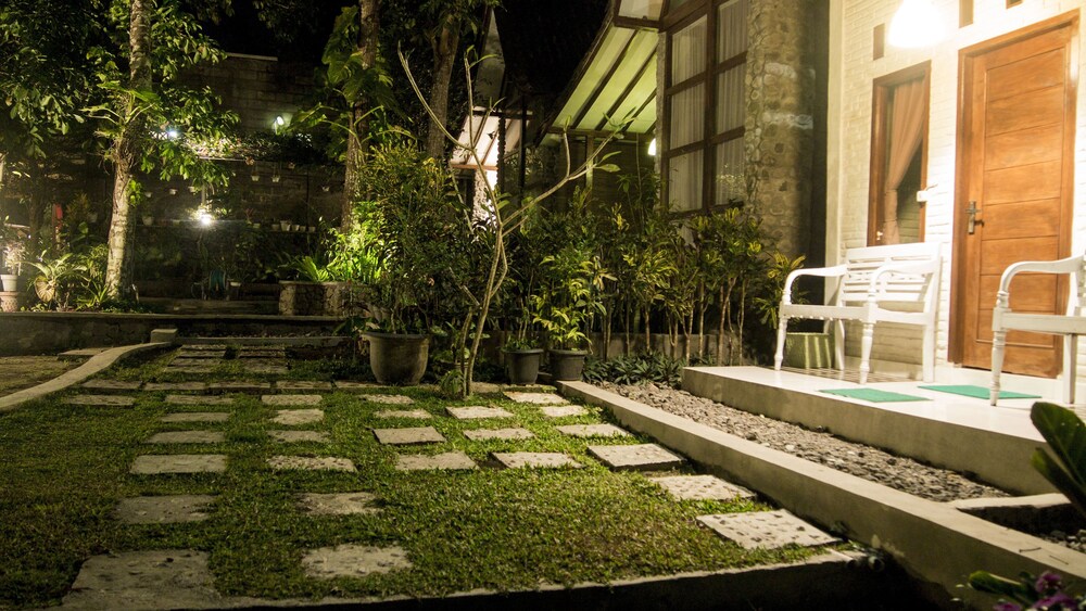 The Riverside Javanese Cottages 35/45