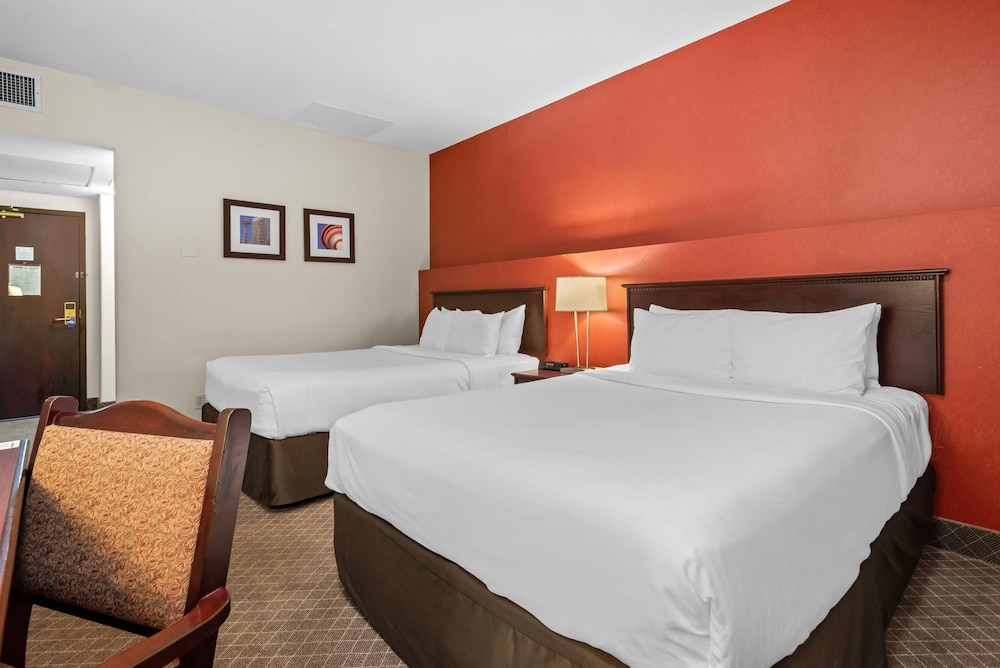 Basement, 2 Queen Beds، Comfort Inn & Suites Calgary Airport - South 4/7