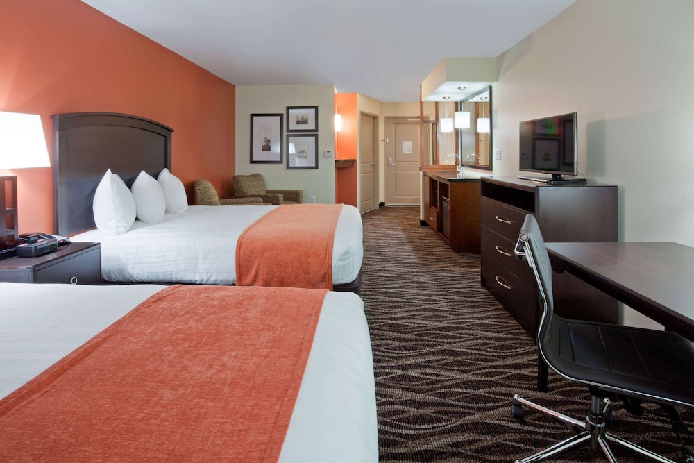 جناح استوديو بسريرين كوين لذوي الإعاقة، AmericInn by Wyndham Waupun 2/3