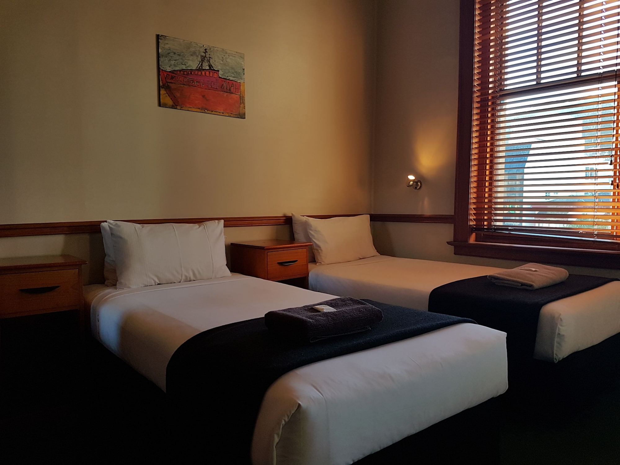 STANDARD, TWIN BEDS, SHARED BATHROOM